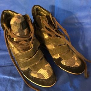 ASN suede wedge tennis shoe sz 39